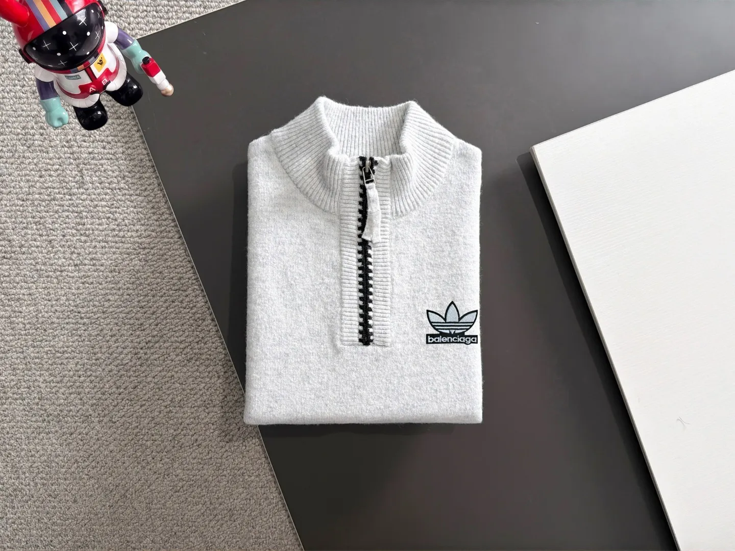 Next day shipping P195 Balenciaga high quality 2026 autumn and winter official website latest sweater, on sale at the same time at the counter Hot Sale! Specially made of wool blended fabric. It feels comfortable and can be directly in contact with the skin. The logo badge is exquisitely embroidered, which is extremely eye-catching! The details highlight the fashionable charm of big brands. Exquisite workmanship. Three-dimensional cutting style. The wearing effect is invincible and handsome! All three standards are complete! Sizes:M-3XL